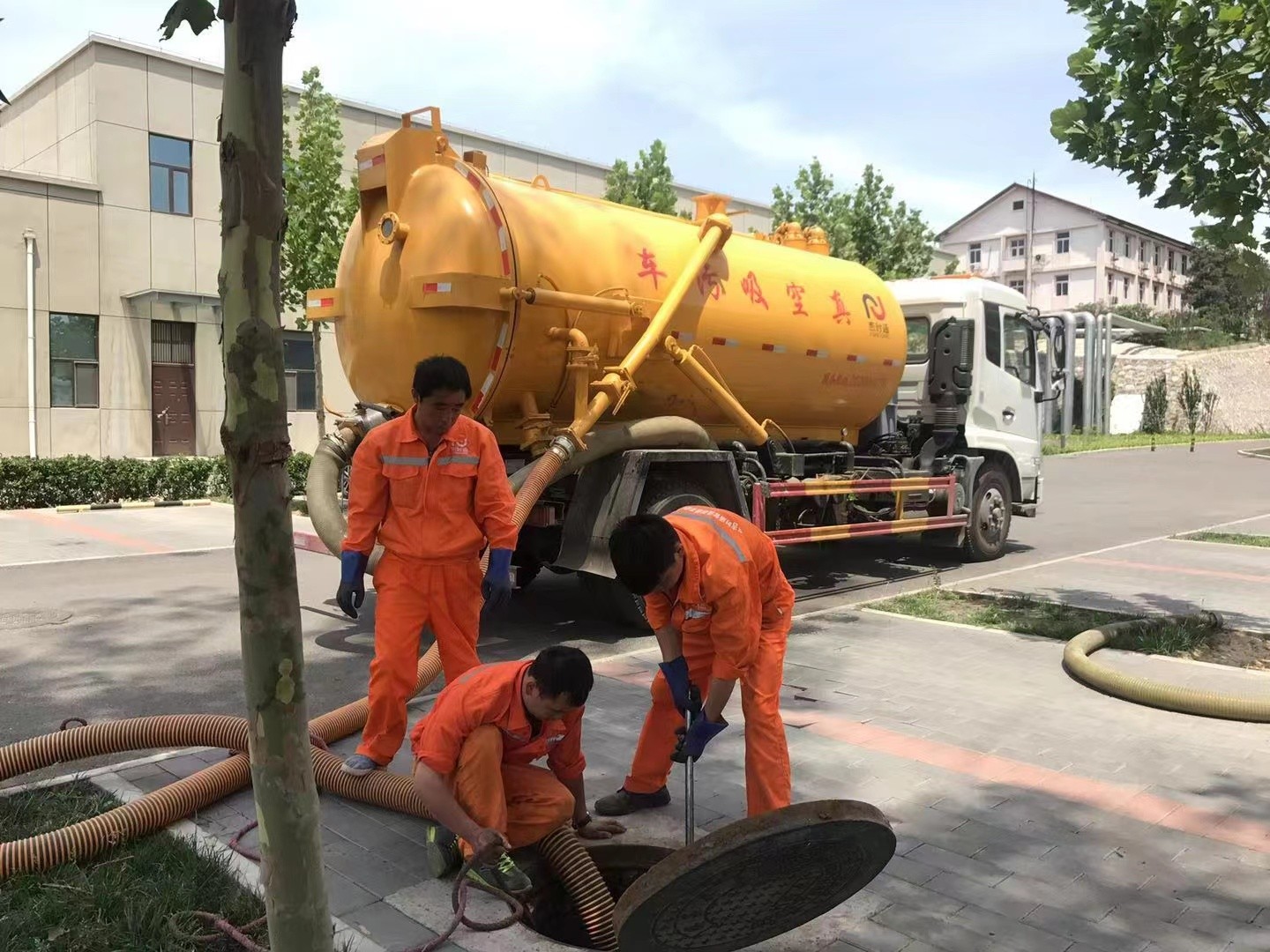 庆阳化粪池清理与5-8吨吸粪车施工效率分析